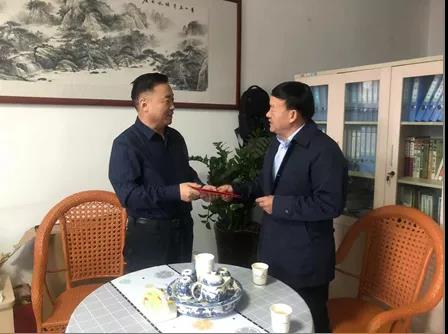 敦煌種業(yè)領導看望慰問公司老干部、老黨員及困難黨員職工