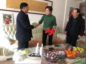 敦煌種業(yè)領導看望慰問公司老干部、老黨員及困難黨員職工