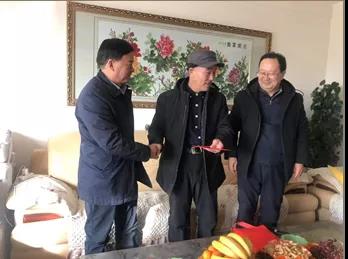 敦煌種業(yè)領導看望慰問公司老干部、老黨員及困難黨員職工