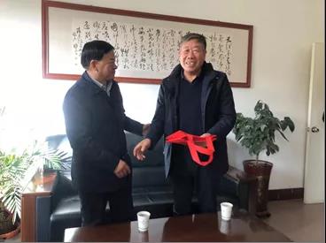 敦煌種業(yè)領導看望慰問公司老干部、老黨員及困難黨員職工