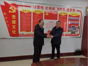 敦煌種業(yè)領導看望慰問公司老干部、老黨員及困難黨員職工